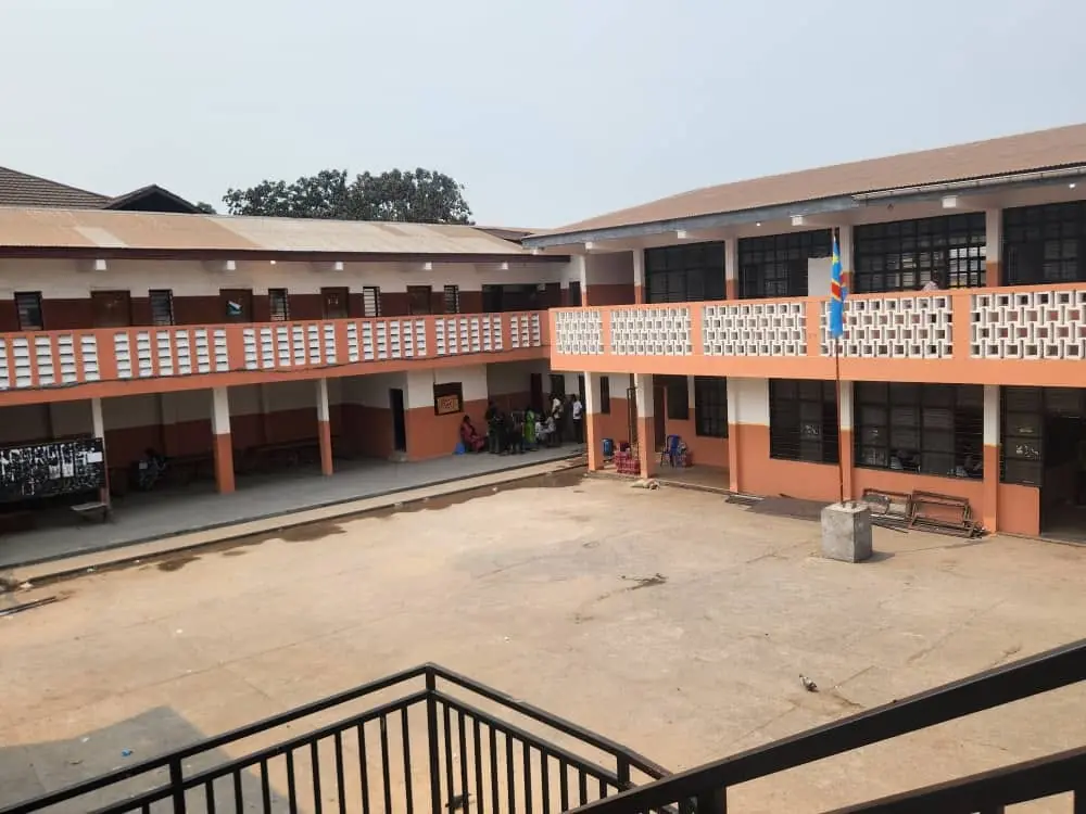 Les bâtiments à étage et la cour intérieure du Complexe Scolaire Saint Alphonse
