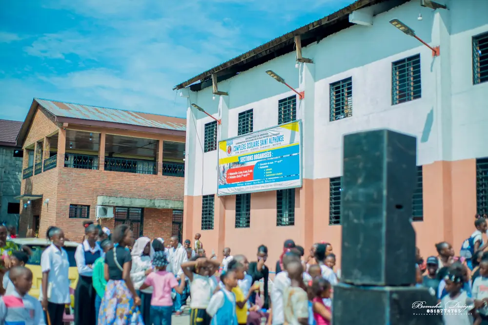 La façade du bâtiment scolaire pendant une fête d'école