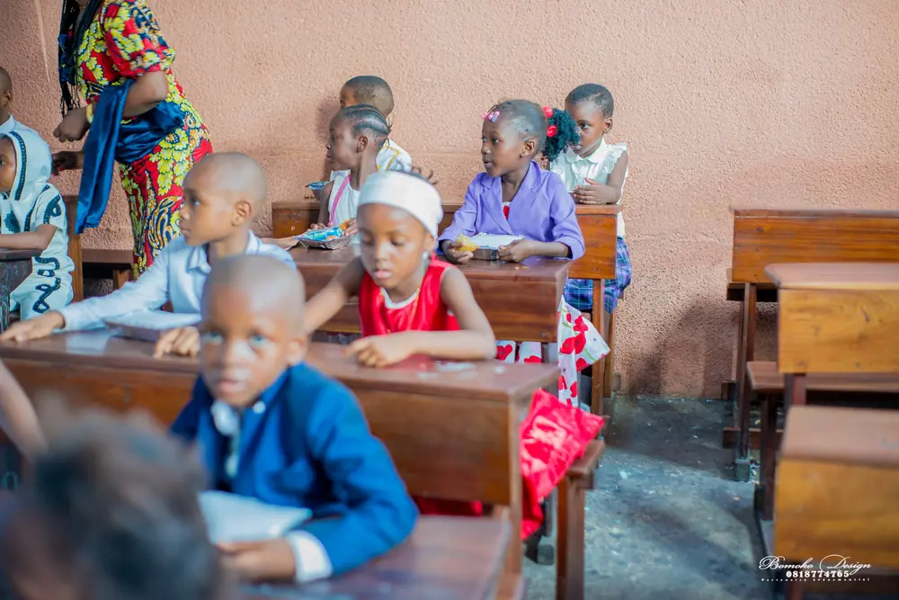 Jeunes élèves à leurs bancs