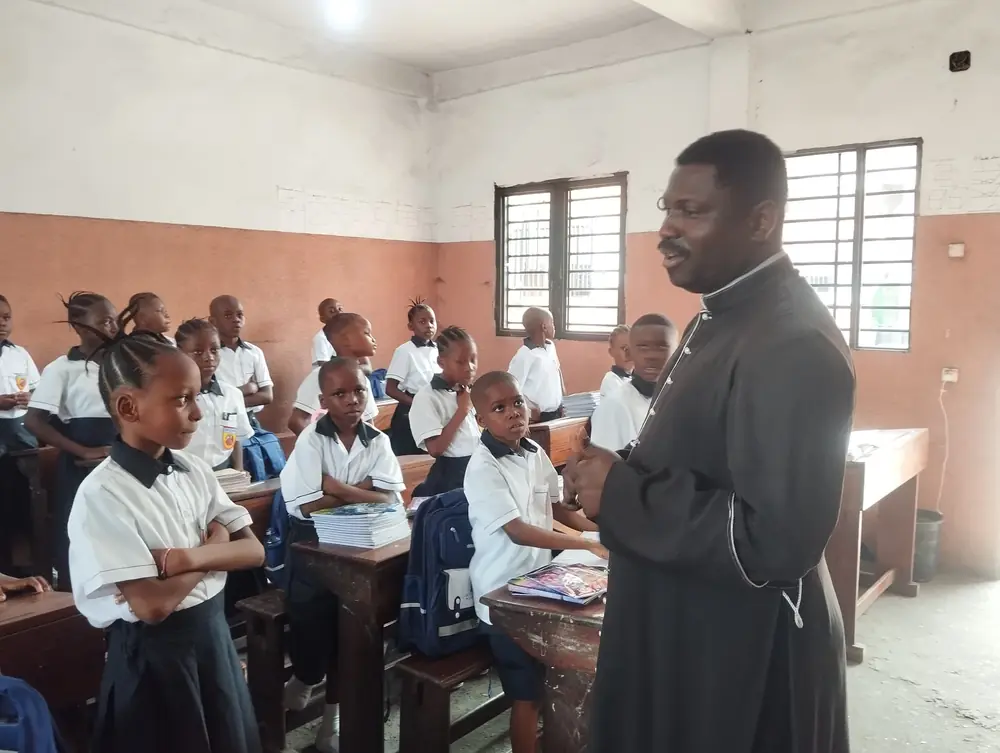 L'Administrateur en visite dans une salle de classe