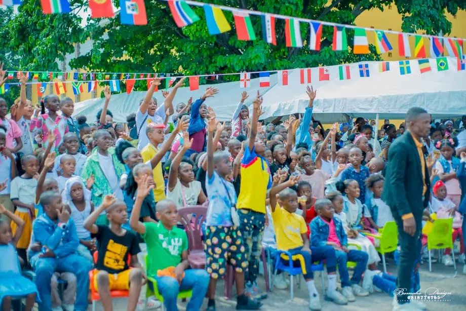 Élèves enthousiastes lors de la fête de l'école