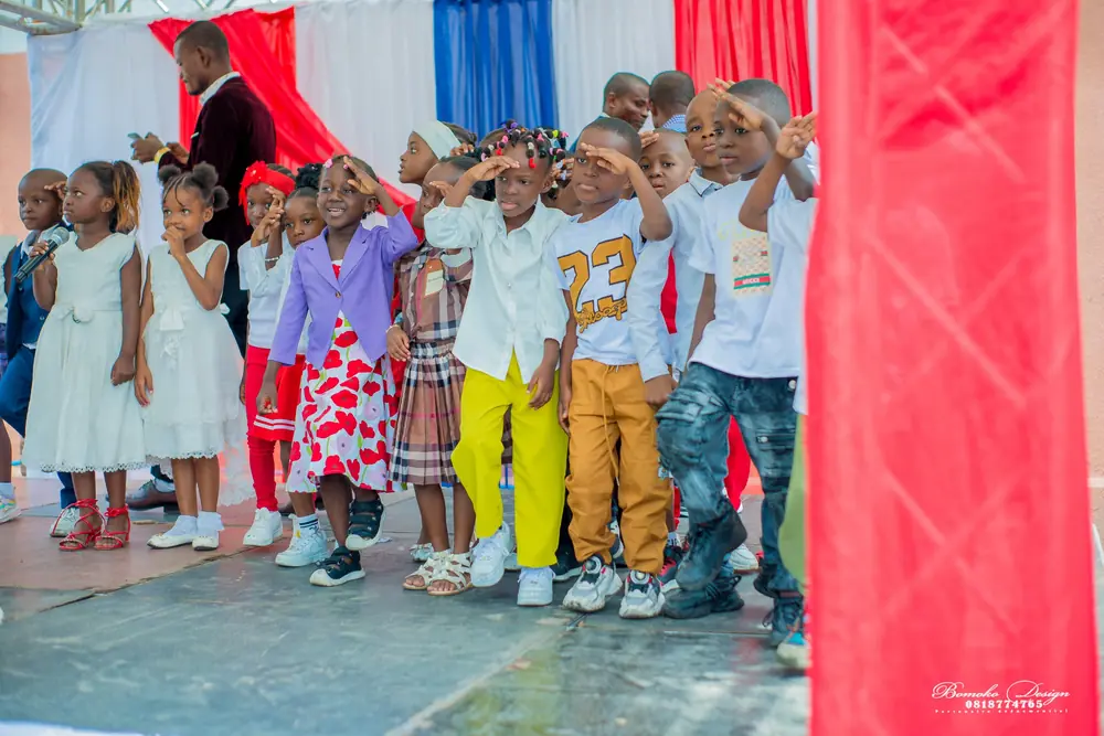 Enfants de la maternelle qui chantent sur scène