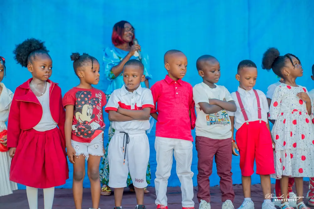Enfants de la maternelle sur scène lors d'une fête de l'école