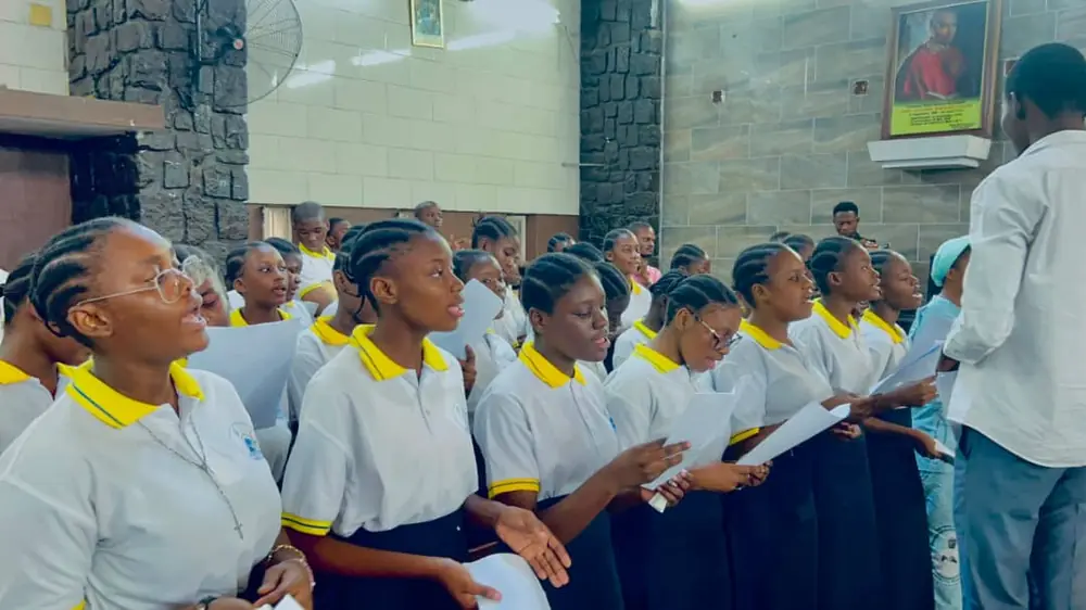 La chorale des élèves pendant la messe