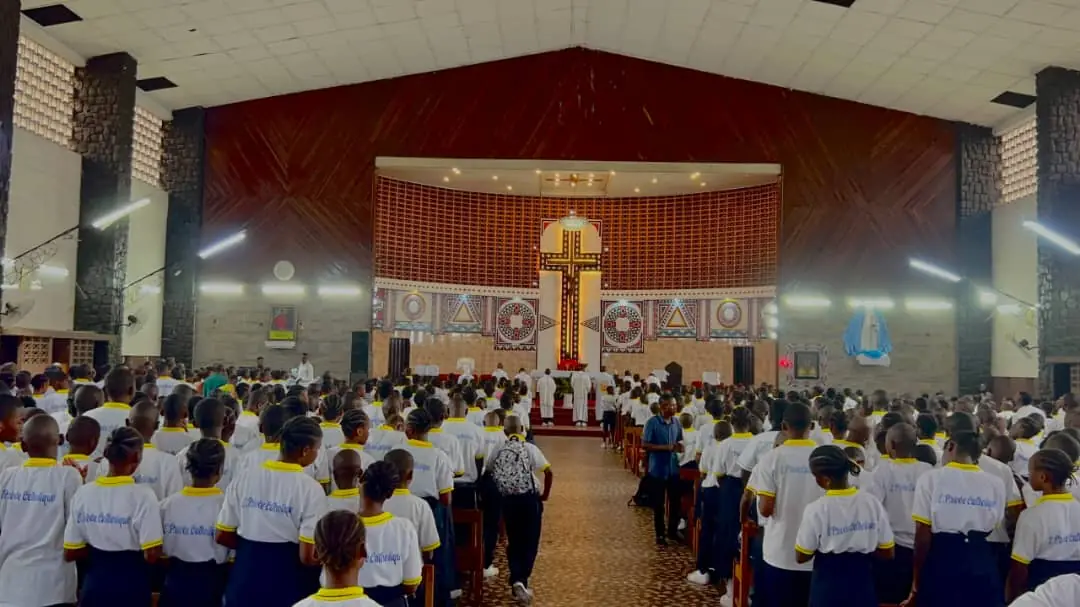 Les élèves réunis à l'église pour la messe