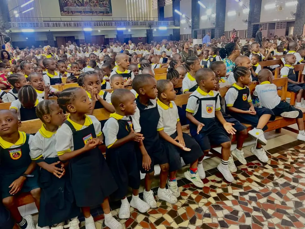 Les plus petits en uniforme à la messe