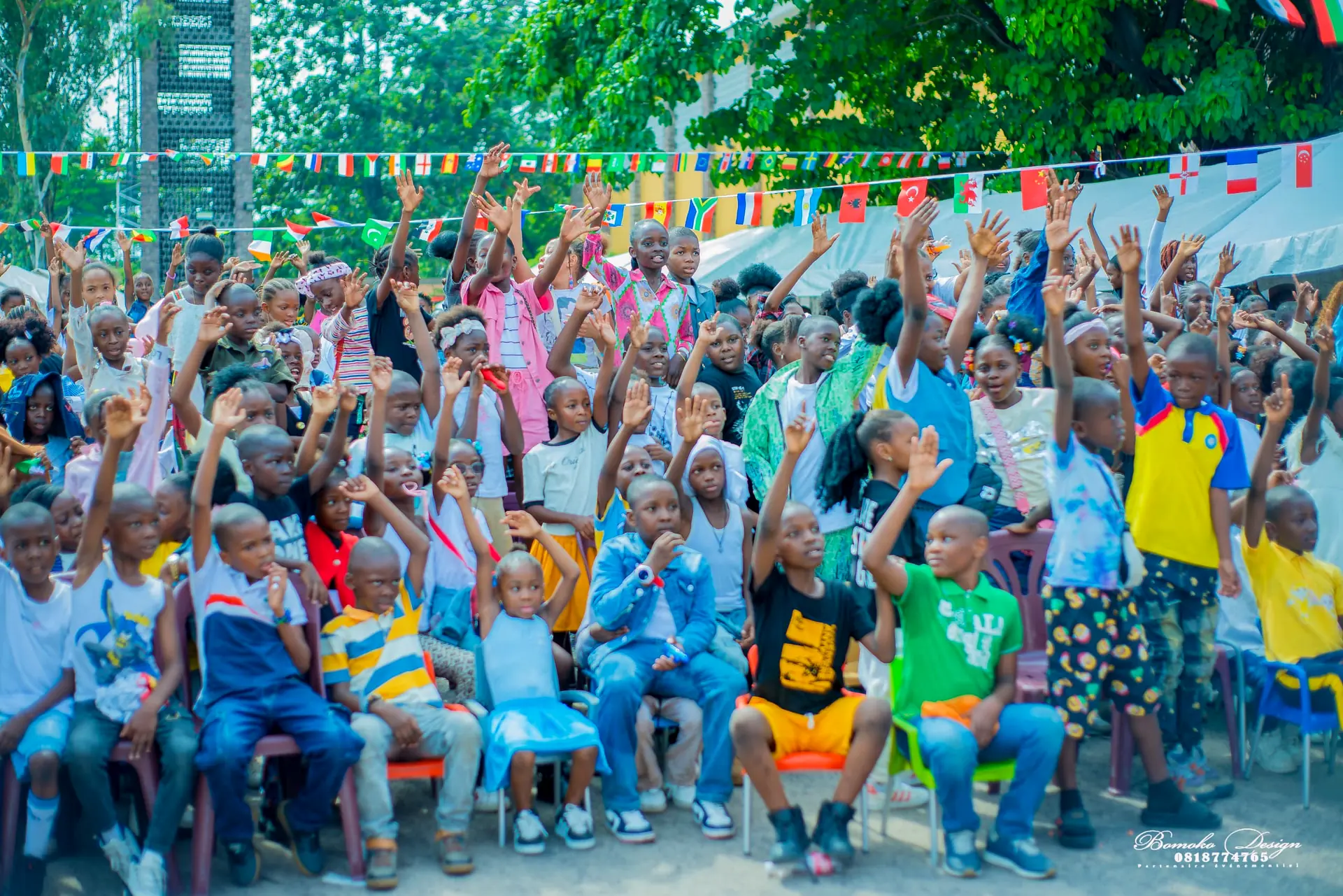 Élèves enthousiastes lors de la fête de l'école