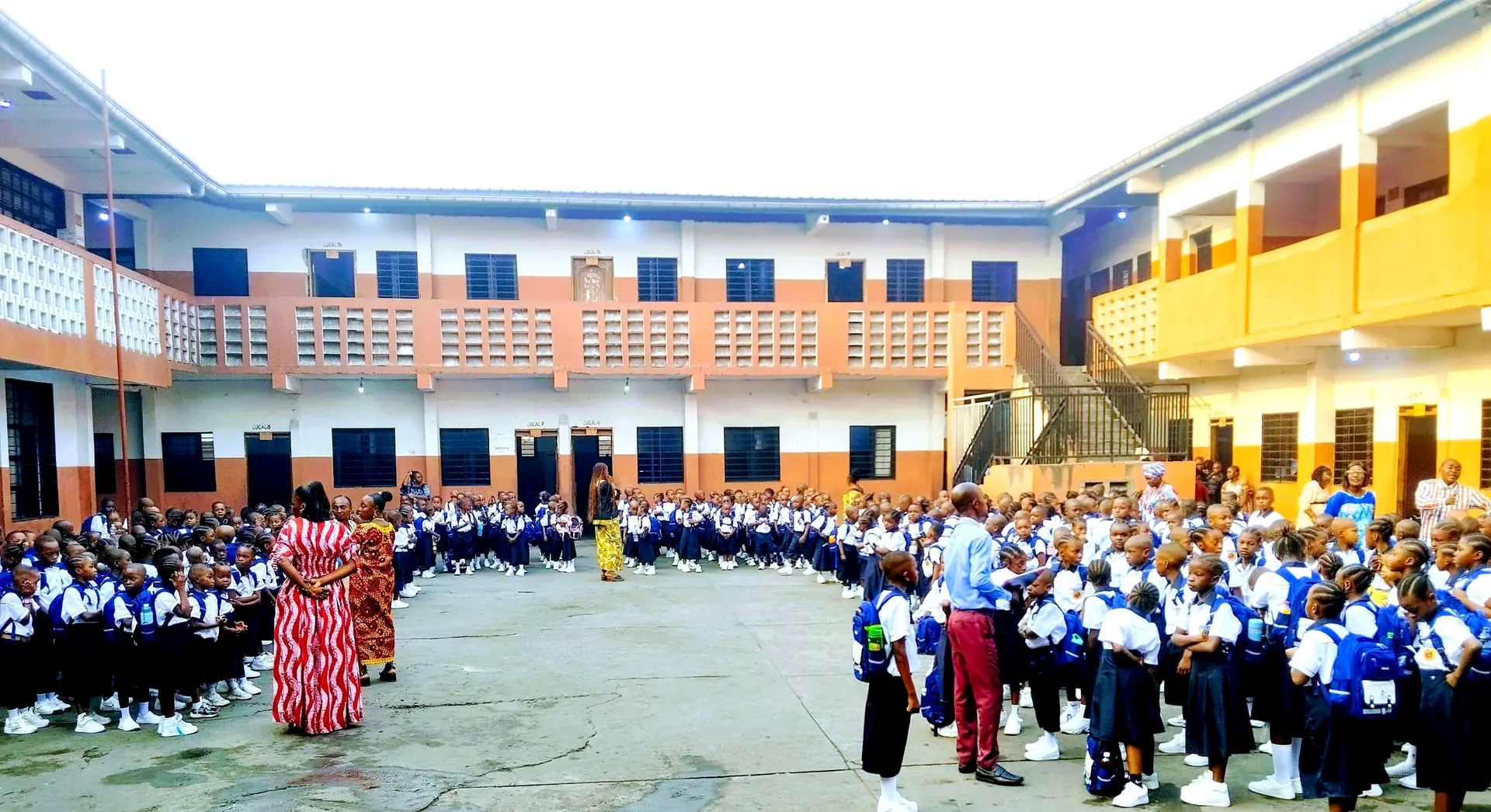 Les bâtiments du Complexe Scolaire Saint Alphonse et la cour intérieure