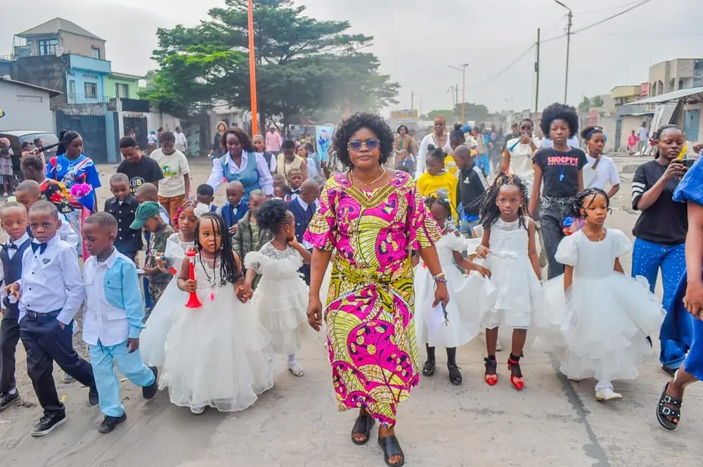 Défilé des enfants en tenue de fête